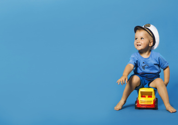 Счастливый маленький блондин в матросской шляпе
 - Фото, изображение