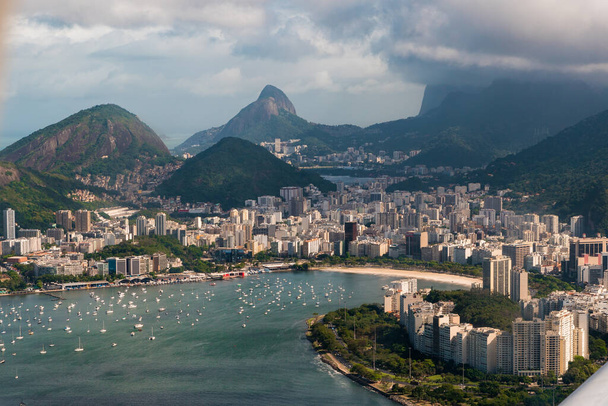 Вид с воздуха на Рио-де-Жанейро с горы и район Ботафого - Фото, изображение