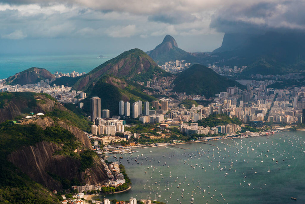 Вид с воздуха на Рио-де-Жанейро с горы и район Ботафого - Фото, изображение