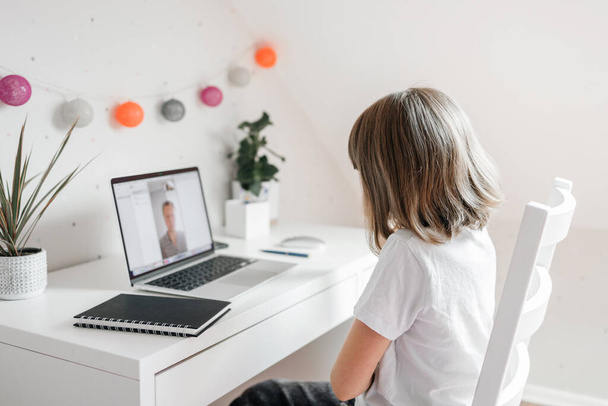 A teenage girl is talking to her dad or friend using a laptop. Online communications. Learn and watch webinars online. Using gadgets. - Fotoğraf, Görsel