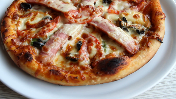 Pizza in fast-food restaurant - Video