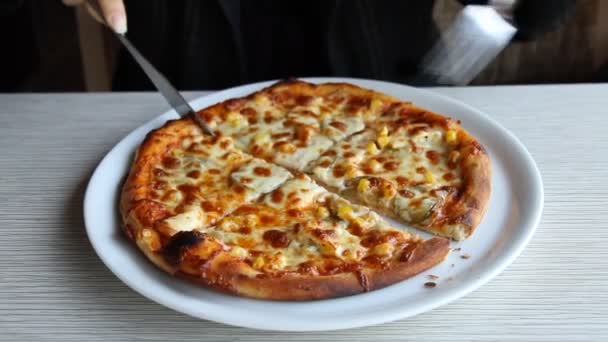 Пицца в ресторане быстрого питания
 - Кадры, видео