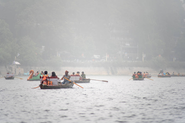 Nanital, Uttarakhand, India - circa 2022 : foggy lake at bhimtal filled with row boats piloted by locals carrying tourists come to visit this famous hill station in the monsoons for the natural beauty - Foto, Bild