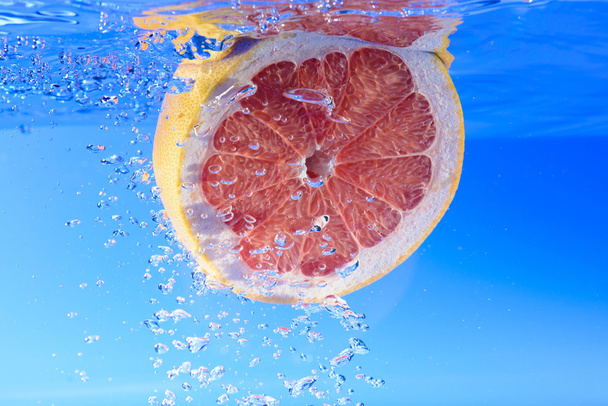 grapefruity ve vodě - Fotografie, Obrázek