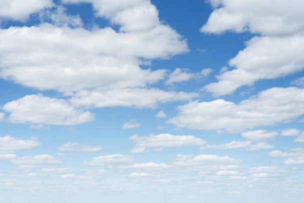 Прекрасне хмарне небо з кумульськими хмарами
 - Фото, зображення