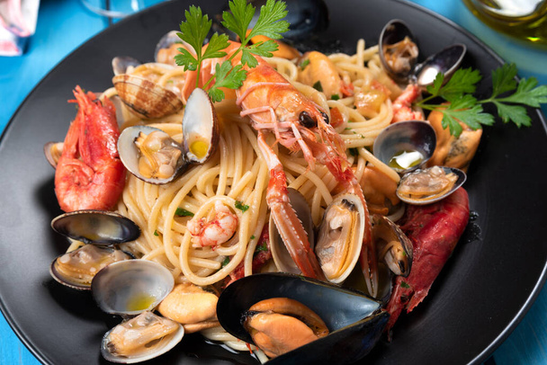 Spaghetti allo scoglio, типовий рецепт макаронів з соусом з морепродуктів, італійська їжа
 - Фото, зображення