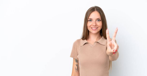 Junge Litauerin auf weißem Hintergrund isoliert, lächelt und zeigt Siegeszeichen - Foto, Bild