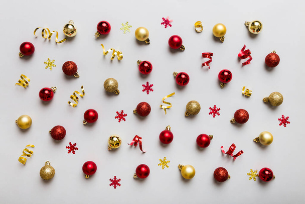 Christmas composition. a pattern of christmas balls on colored background. Flat lay, top view New year decor. - Fotografie, Obrázek