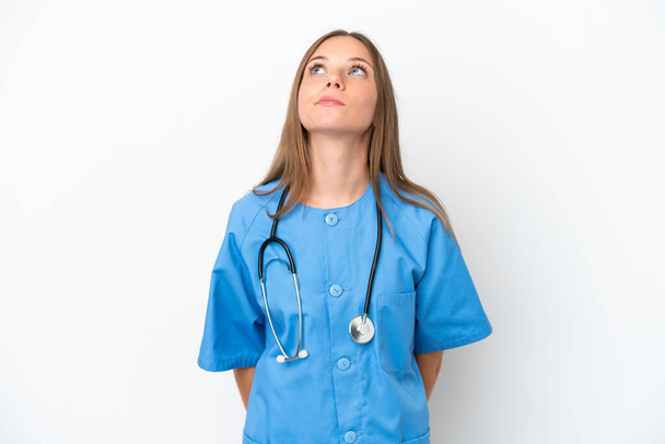 Mladý chirurg lékař litevský žena izolované na bílém pozadí a vzhlíží - Fotografie, Obrázek