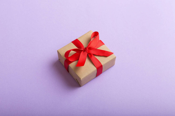 Emballé Noël ou autre cadeau de vacances fait à la main dans du papier artisanal avec ruban coloré. Coffret cadeau, décoration de cadeau sur table, vue de dessus avec espace de copie. - Photo, image