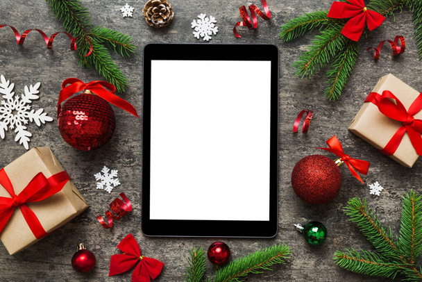 Digital tablet mock up with rustic Christmas decorations for app presentation top view with empty space for you design. Christmas online shopping concept. Tablet with copy space on colored background. - Fotoğraf, Görsel