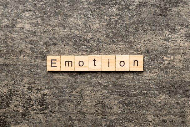 Συναισθηματική λέξη γραμμένη στο ξύλο. συναισθηματικό κείμενο στο τραπέζι, έννοια. - Φωτογραφία, εικόνα