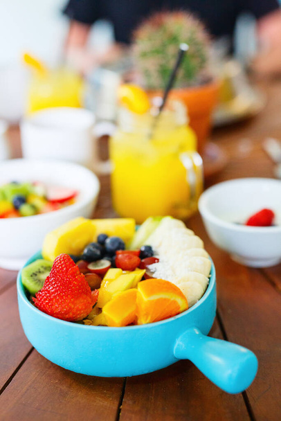 Чаша смузи с фруктами, подаваемыми на завтрак - Фото, изображение