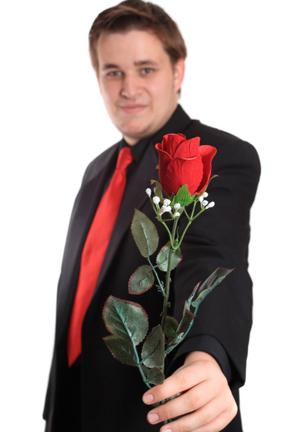 młody człowiek, oferując róża - Zdjęcie, obraz