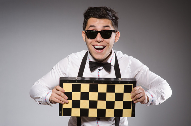Tahtalı komik satranç oyuncusu - Fotoğraf, Görsel