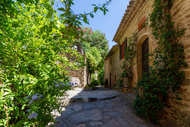 Malebná stará ulička ve vesnici Bormes-les-Mimosas, Francie, ve francouzském departementu Var, v oblasti Provence-Alpes-Cte-d 'Azur - Fotografie, Obrázek
