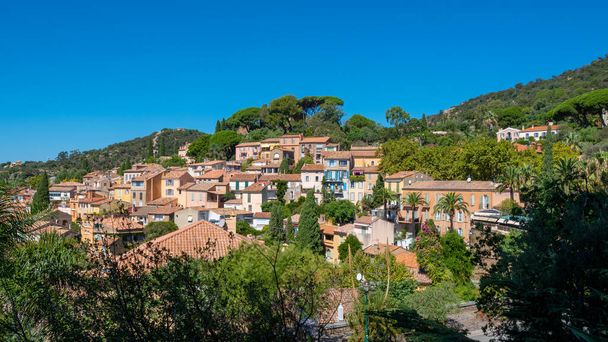 Distant view of the old village of Bormes-les-Mimosas, France, located on the French Riviera (Cote d'Azur), in the French department of Var - Foto, imagen