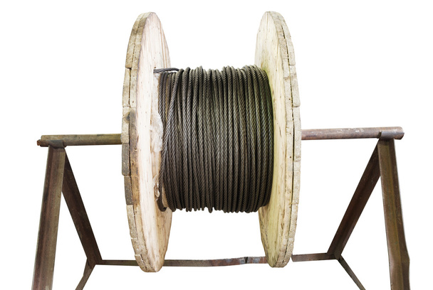 carretel de madeira industrial com corda de aço isolada
 - Foto, Imagem