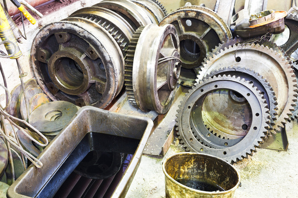 Gears voor gedemonteerde motor in mechanische turnery - Foto, afbeelding