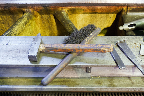 martillo y cepillo de metal en la máquina aburrida
 - Foto, imagen