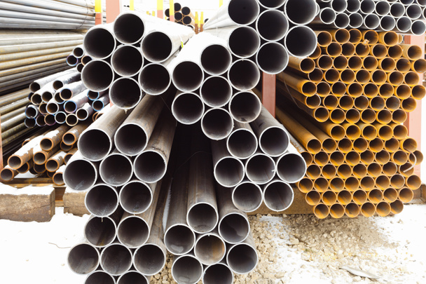 tas de tuyaux métalliques dans un entrepôt extérieur
 - Photo, image