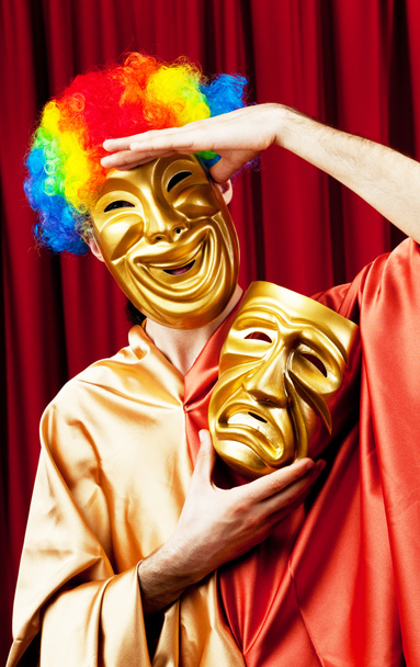 acteur met maks in een grappige theater concept - Foto, afbeelding
