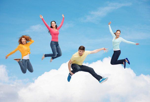 ryhmä hymyileviä teini hyppii ilmassa
 - Valokuva, kuva