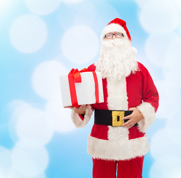 man in costume of santa claus with gift box - Foto, Bild