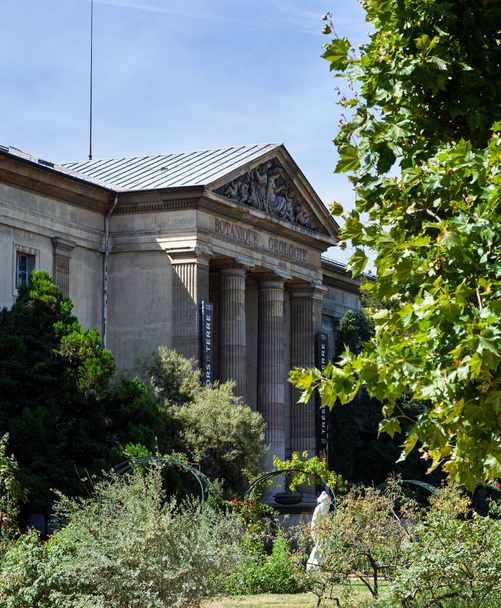 Gallery of Mineralogy and Geology building, στη γαλλική γλώσσα Galerie de Mineralogie et de Geologie, που βρίσκεται στο Jardin des Plantes, κύριο βοτανικό κήπο στο Παρίσι, Γαλλία - Φωτογραφία, εικόνα