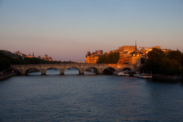 Άποψη του ποταμού Σηκουάνα και τη διάσημη γέφυρα Pont Neuf στο ηλιόλουστο καλοκαιρινό ηλιοβασίλεμα, Παρίσι - Φωτογραφία, εικόνα