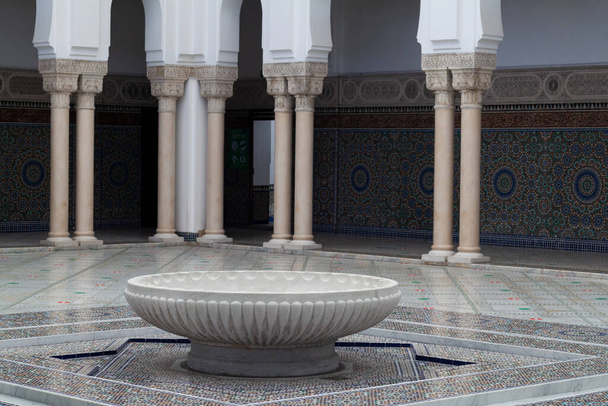 The large marble basin in the middle of the Grand Mosque of Paris full of beautiful mosaics - 写真・画像