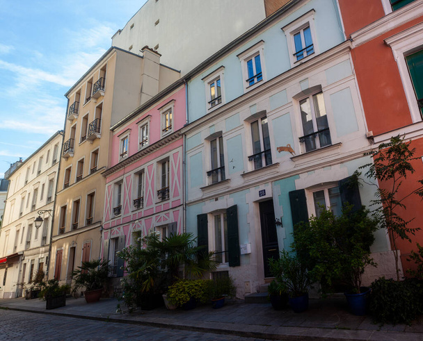 View of the Rue Cremieux in the 12th Arrondissement. It is one of the prettiest residential streets in Paris. - Foto, afbeelding