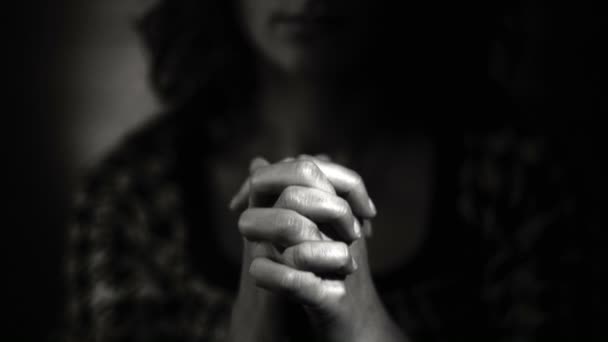 Χειρονομίες χεριών. Γυναίκα προσεύχεται στο Θεό. Μαύρο και άσπρο - Πλάνα, βίντεο