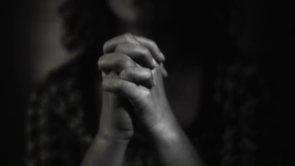 Des gestes de main. Femme priant Dieu. Noir et blanc
 - Séquence, vidéo