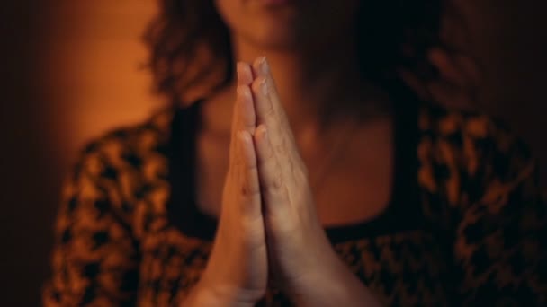 Руки жести. Жінка молиться Богу
. - Кадри, відео
