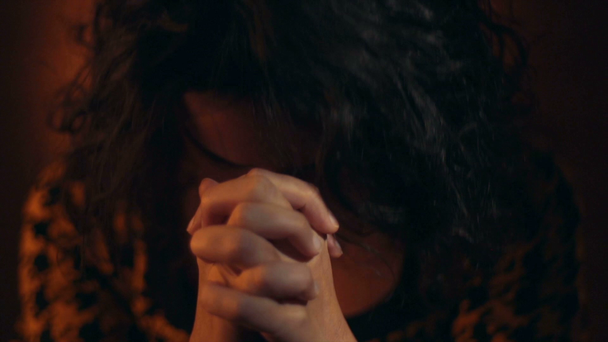 Kézmozdulatok. Nő imádkozott Istenhez. - Felvétel, videó