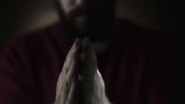Des gestes de main. Homme priant Dieu. Noir et blanc
 - Séquence, vidéo