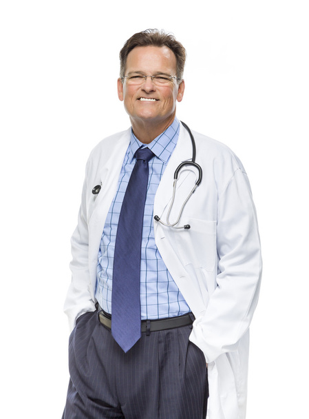 Usmívající se muž lékař v laboratorní plášť s stetoskop na bílém pozadí - Fotografie, Obrázek