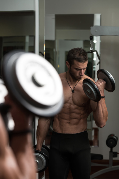 Atleta masculino fazendo exercício de peso pesado para bíceps
 - Foto, Imagem