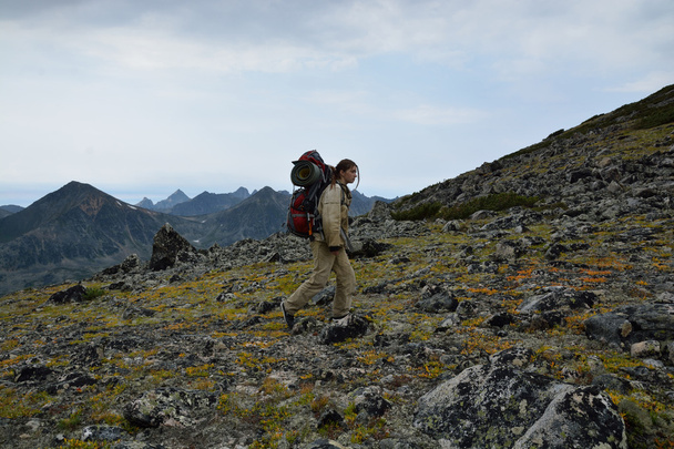 Giovane turista che cammina sulla cima del crinale di montagna Barguzi
 - Foto, immagini