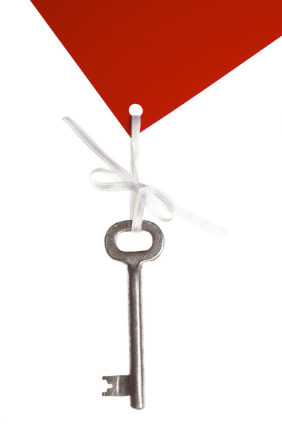 Старый ключ с красной этикеткой
 - Фото, изображение