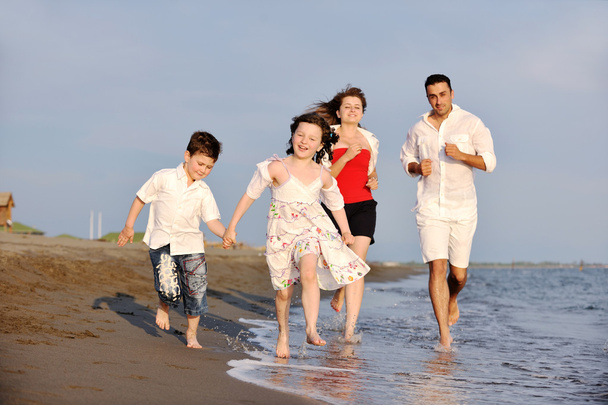 felice giovane famiglia divertirsi sulla spiaggia - Foto, immagini