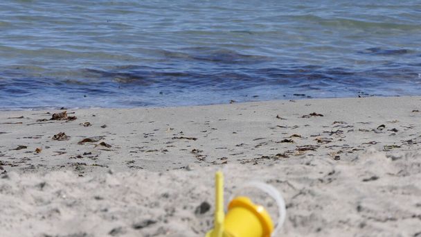 Ψαλίδι φτυάρι ψαμμίτη Diggers και παιχνίδια σε μια αμμώδη παραλία στο Ηνωμένο Βασίλειο - Φωτογραφία, εικόνα