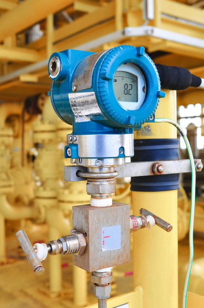Transmissor de pressão no processo de óleo e gás, envie sinal para o controlador e a pressão de leitura no sistema
. - Foto, Imagem