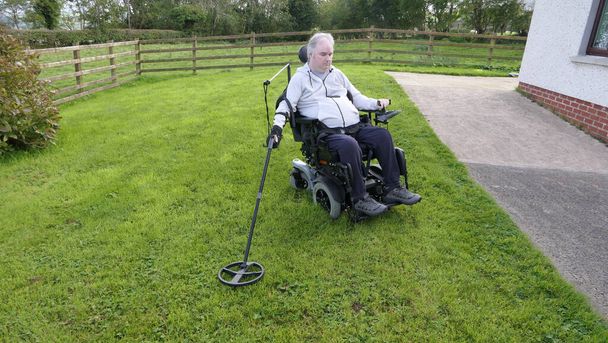 Инвалид Коляска пользователь металлоискатель для монет в поле - Фото, изображение