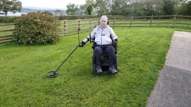 Инвалид Коляска пользователь металлоискатель для монет в поле - Фото, изображение