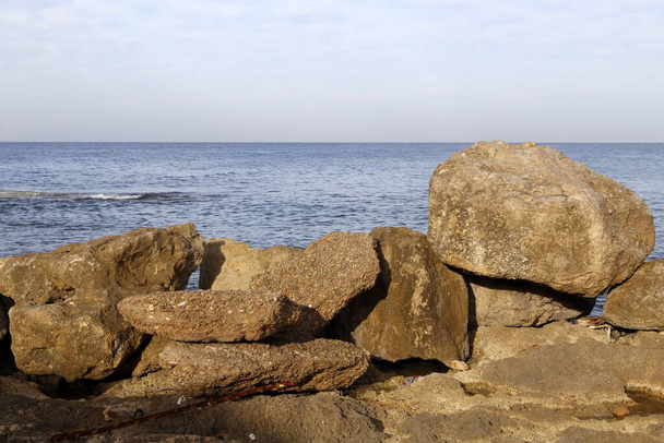 Великі камені на березі Середземного моря.  - Фото, зображення