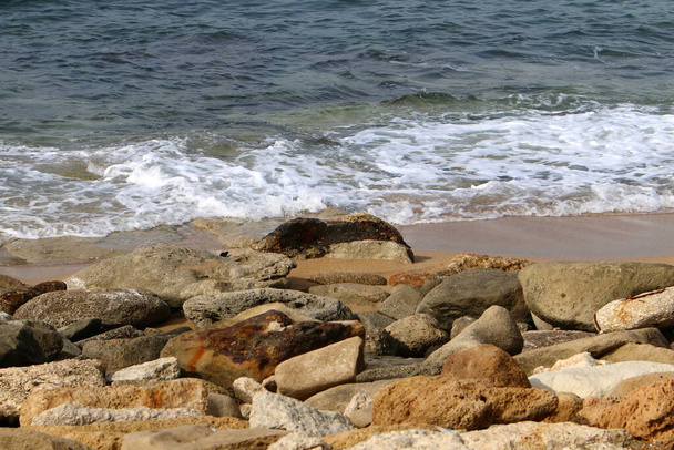 Большие камни на берегу Средиземного моря  - Фото, изображение