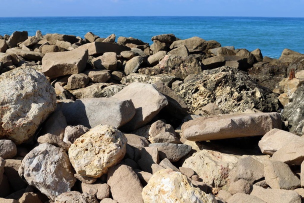 Large stones on the shore of the Mediterranean Sea  - Foto, immagini