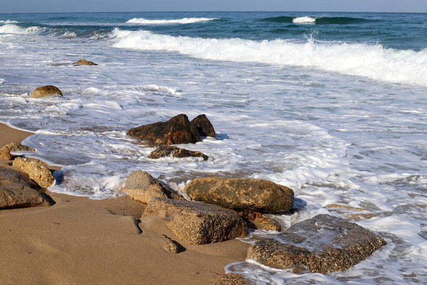 Large stones on the shore of the Mediterranean Sea  - Foto, afbeelding